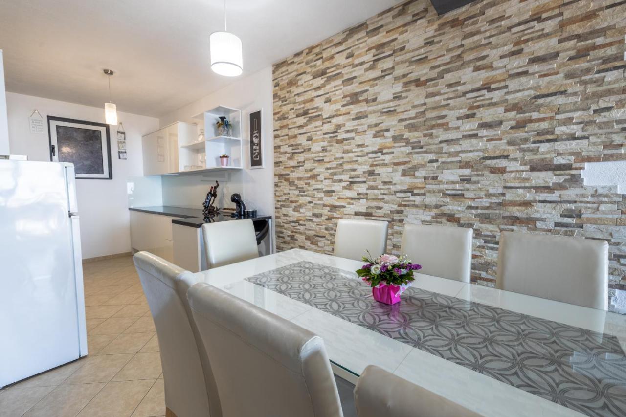 Apartment Dany - Free Beach Parking Makarska Esterno foto